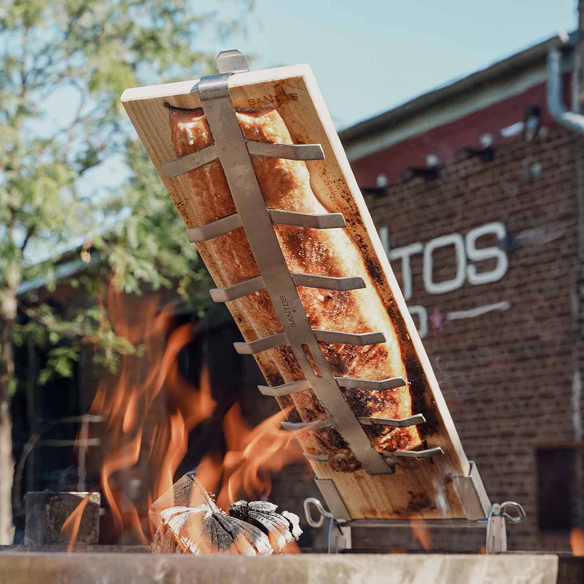 SANTOS Flammlachshalter aus Edelstahl inkl. Flammlachsbrett aus Zedernholz – Bild 5