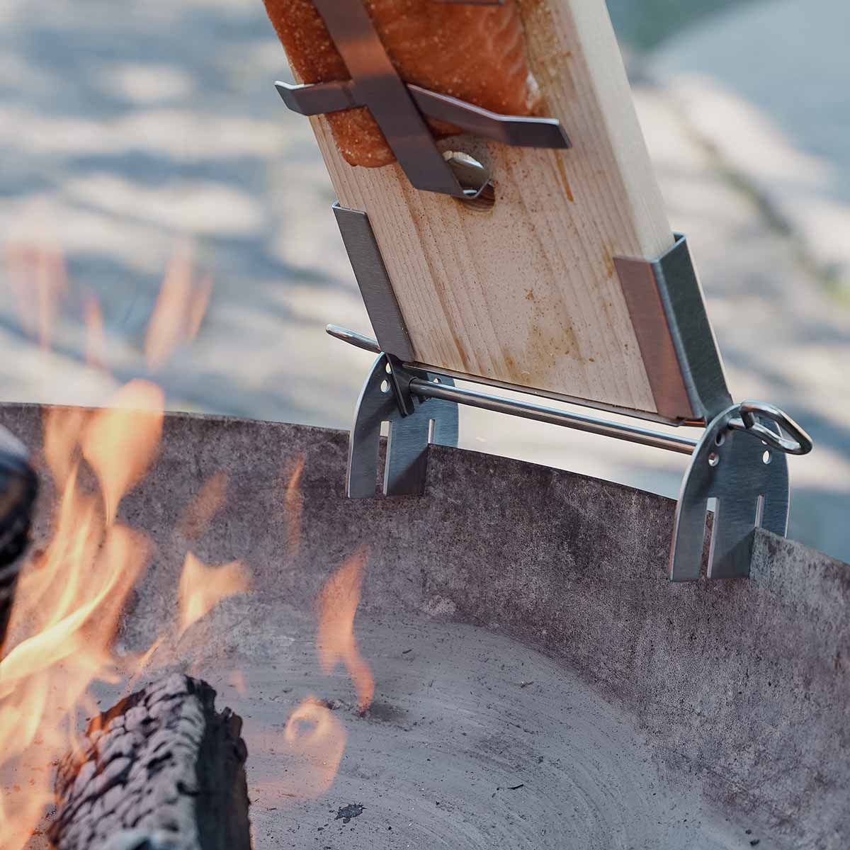 SANTOS Flammlachshalter aus Edelstahl inkl. Flammlachsbrett aus Zedernholz – Bild 8