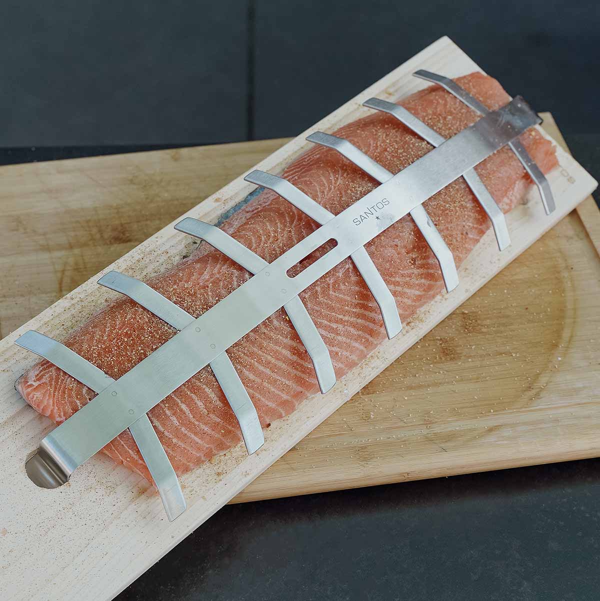 SANTOS Flammlachshalter aus Edelstahl inkl. Flammlachsbrett aus Zedernholz – Bild 2